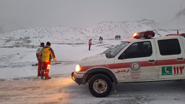 بارش برف و زمین گیر شدن ۵ اتوبوس در سبزوار