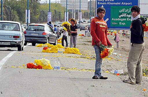 توقف در حاشیه بزرگراه ها برای خرید گل خطرناک است