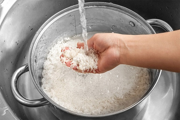  گرفتن برنج خیس شده